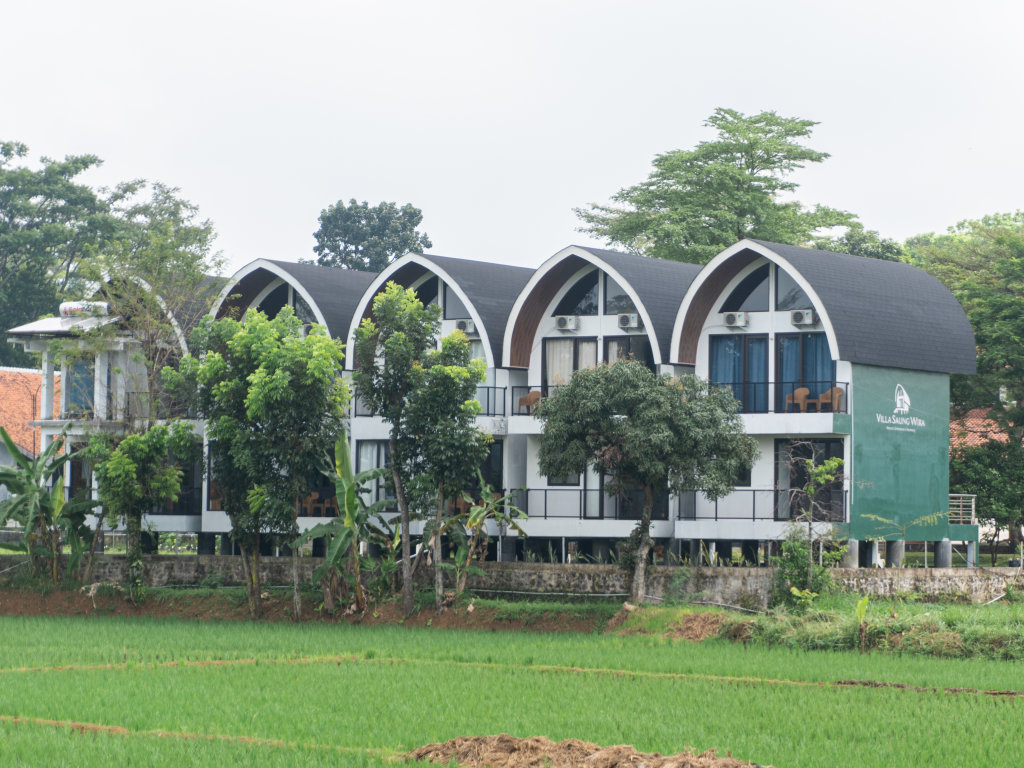 Pemandangan sawah 180 derajat Villa Saung Wira